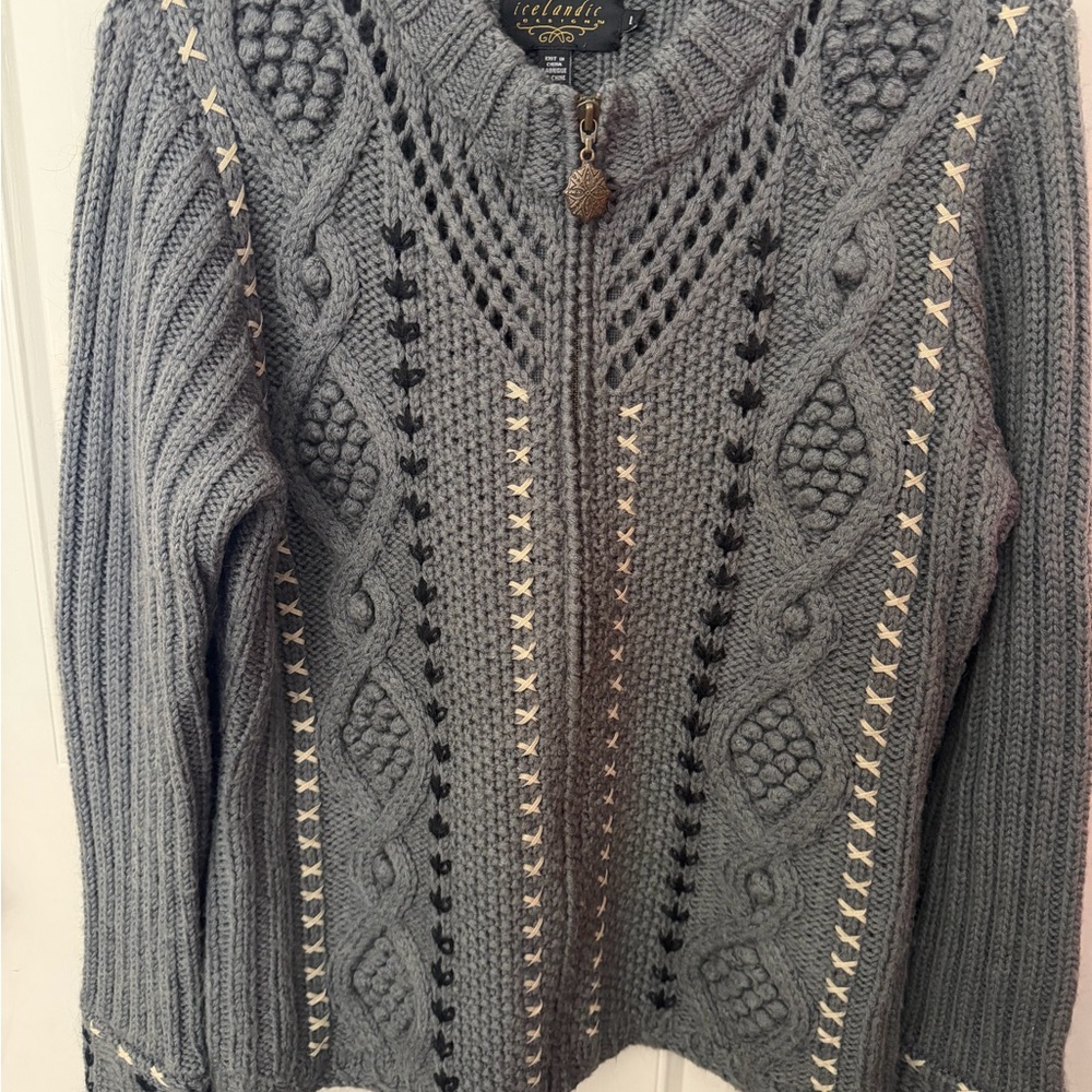 Icelandic Design Elegant Gray Knit Sweater with Cowl